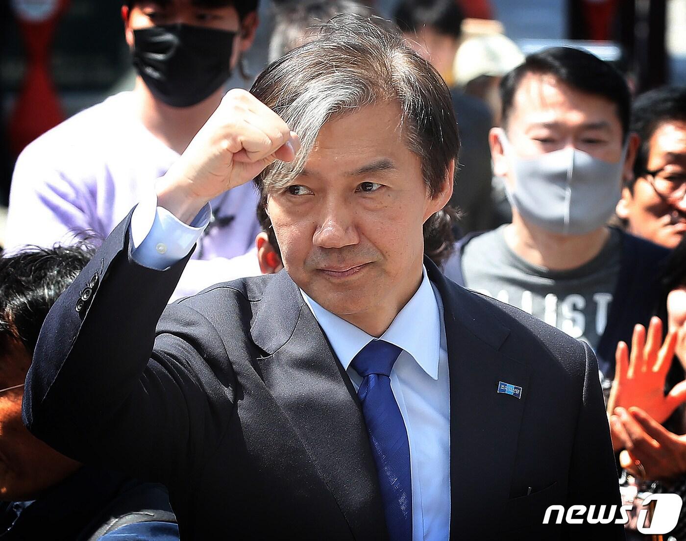 본문 이미지 - 조국 조국혁신당 대표가 9일 오후 대구 중구 동성로를 찾아 기자회견 도중 주먹을 불끈 쥐고 있다. 2024.4.9/뉴스1 ⓒ News1 공정식 기자