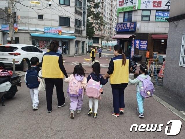 본문 이미지 -  도봉구, 초등학교 하굣길에 교통안전 지도사 배치 (도봉구 제공)