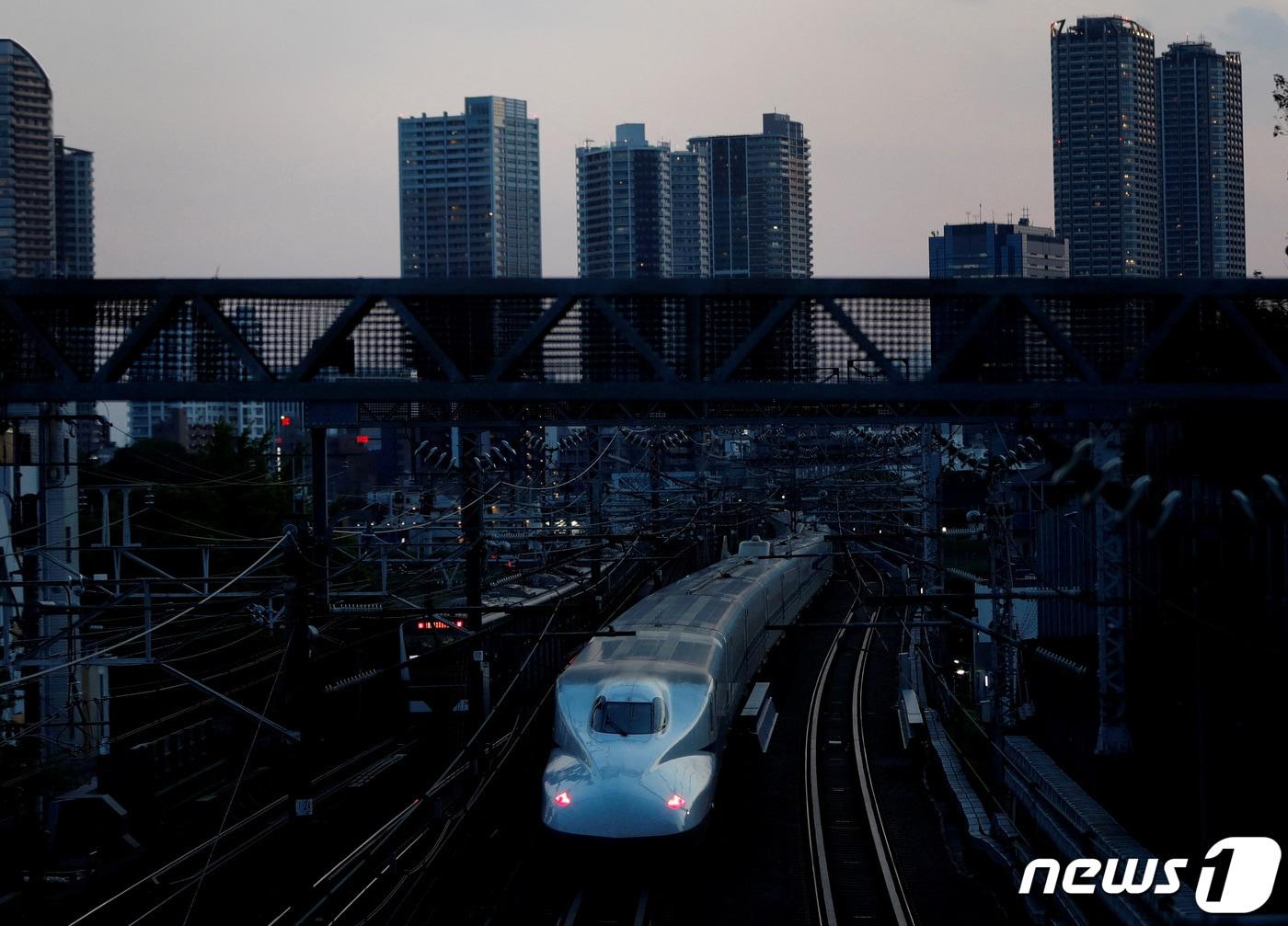 본문 이미지 - 어둠이 깔린 일본 도쿄 도심을 신칸센 고속철도가 주파하는 모습. 2021.04.20. ⓒ 로이터=뉴스1 ⓒ News1 김성식 기자