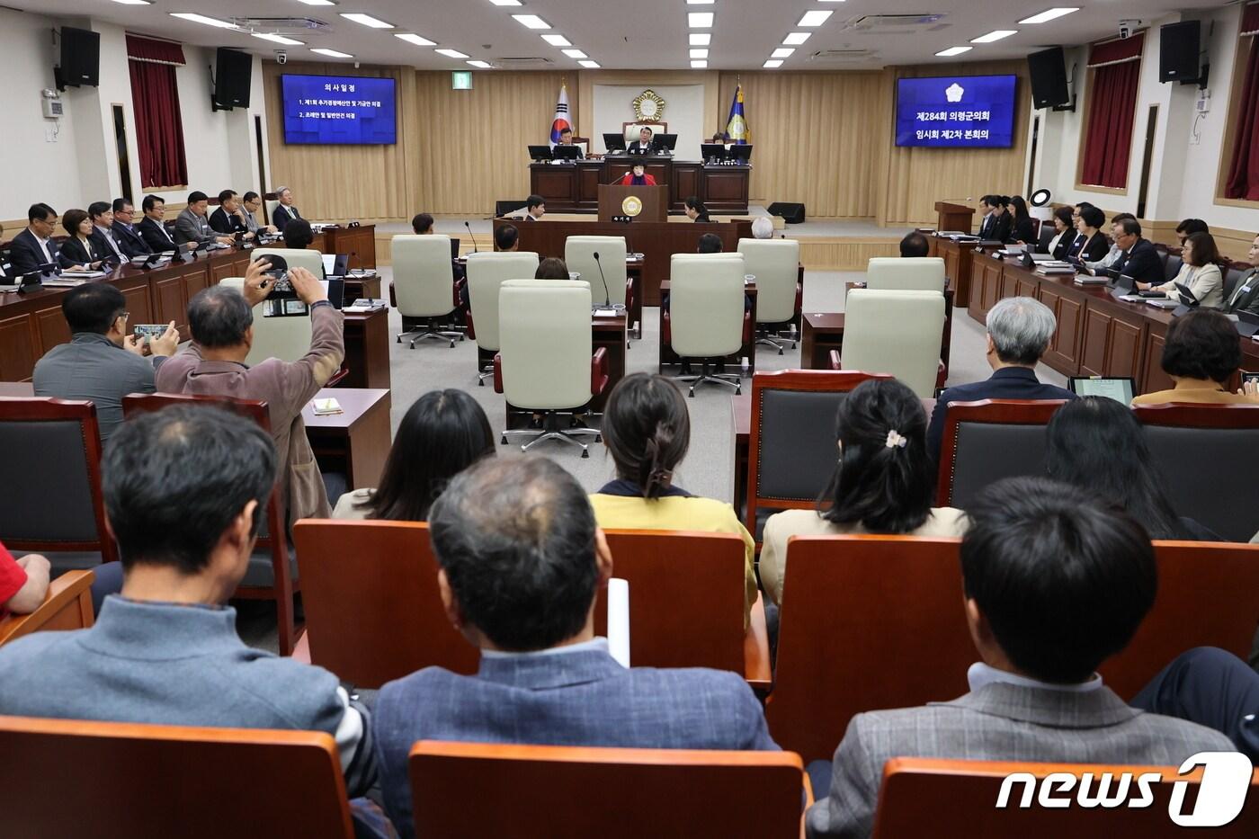 본문 이미지 - 의령군의회 임시회 제2차 본회의가 9일 본회의장에서 열리고 있다(의령군 제공). 2024.4.9