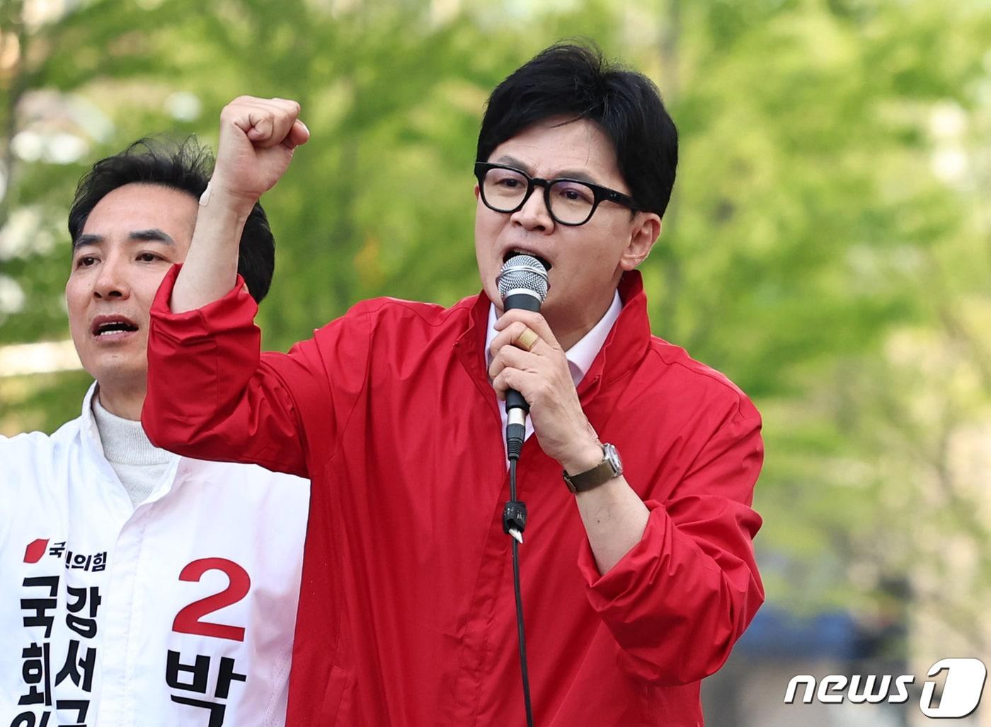 본문 이미지 - 한동훈 국민의힘 비상대책위원장 겸 총괄선거대책위원장이 9일 오후 서울 강서구 발산역사거리에서 열린 집중유세에서 구상찬(강서갑), 박민식(강서을), 김일호(강서병) 후보에 대한 지지를 호소하고 있다. 2024.4.9 ⓒ 뉴스1 구윤성 기자