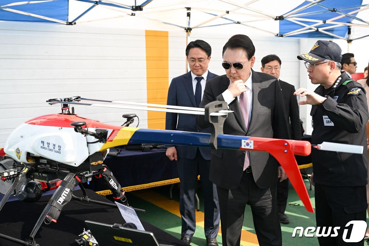 본문 이미지 - 윤석열 대통령이 9일 인천 중구 해양경찰 전용부두 해경 3005함에서 열린 꽃게철 중국어선 불법조업 단속 현장 점검회의를 마친 후 불법조업 단속장비를 시찰하고 있다. (대통령실 제공) 2024.4.9/뉴스1 ⓒ News1 오대일 기자