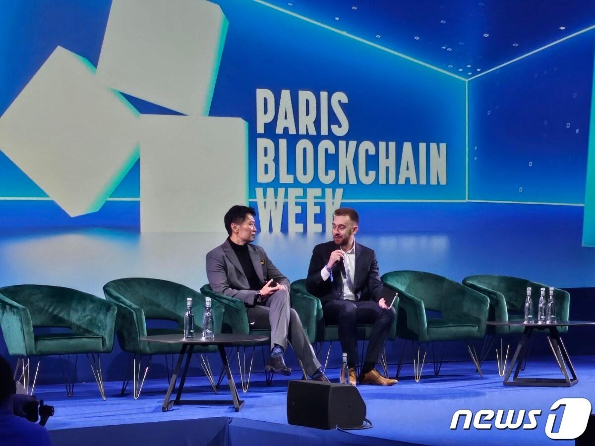 본문 이미지 - 9일(현지시간) 프랑스 파리에서 열린 파리블록체인위크(PBW) 현장에서 리처드 텅 바이낸스 CEO와 레오 슈워츠 포춘지 기자가 대담을 나누고 있다. 사진=박현영 기자