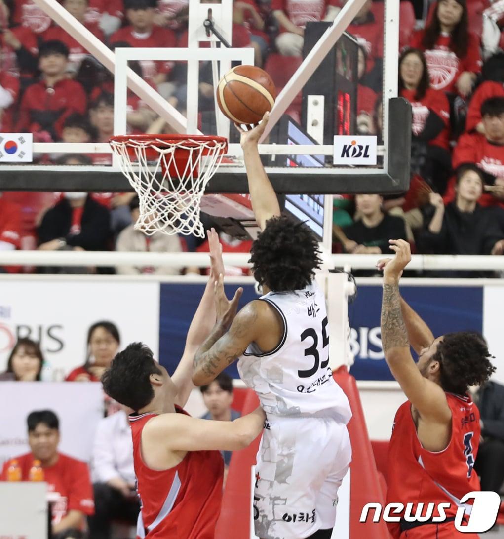 본문 이미지 - 9일 오후 울산 동천체육관에서 열린 '2023-2024 정관장 프로농구' 6강 플레이오프 3차전 울산 현대모비스와 수원 KT의 경기에서 수원 배스가 슛을 하고 있다. 2024.4.9/뉴스1 ⓒ News1 조민주 기자