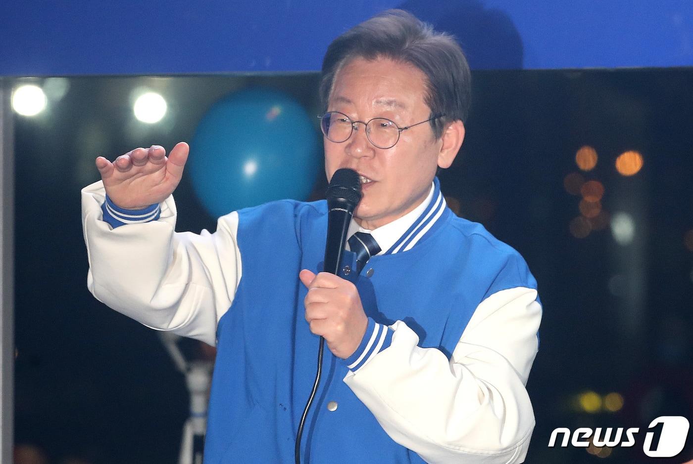 본문 이미지 - 이재명 더불어민주당 대표가 공식 선거운동 마지막날인 9일 서울 용산구 용산역광장에서 열린 더불어민주당 정권심판·국민승리 총력유세에서 지지를 호소하고 있다. 2024.4.9/뉴스1 ⓒ News1 임세영 기자