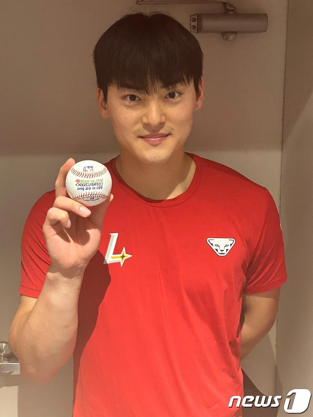 본문 이미지 - SSG 랜더스 투수 조병현이 9일 인천 SSG랜더스필드에서 열린 키움 히어로즈전에서 프로 첫 승을 올린 뒤 기념구를 들고 포즈를 취하고 있다. 2024.4.9/뉴스1 ⓒ News1 문대현 기자