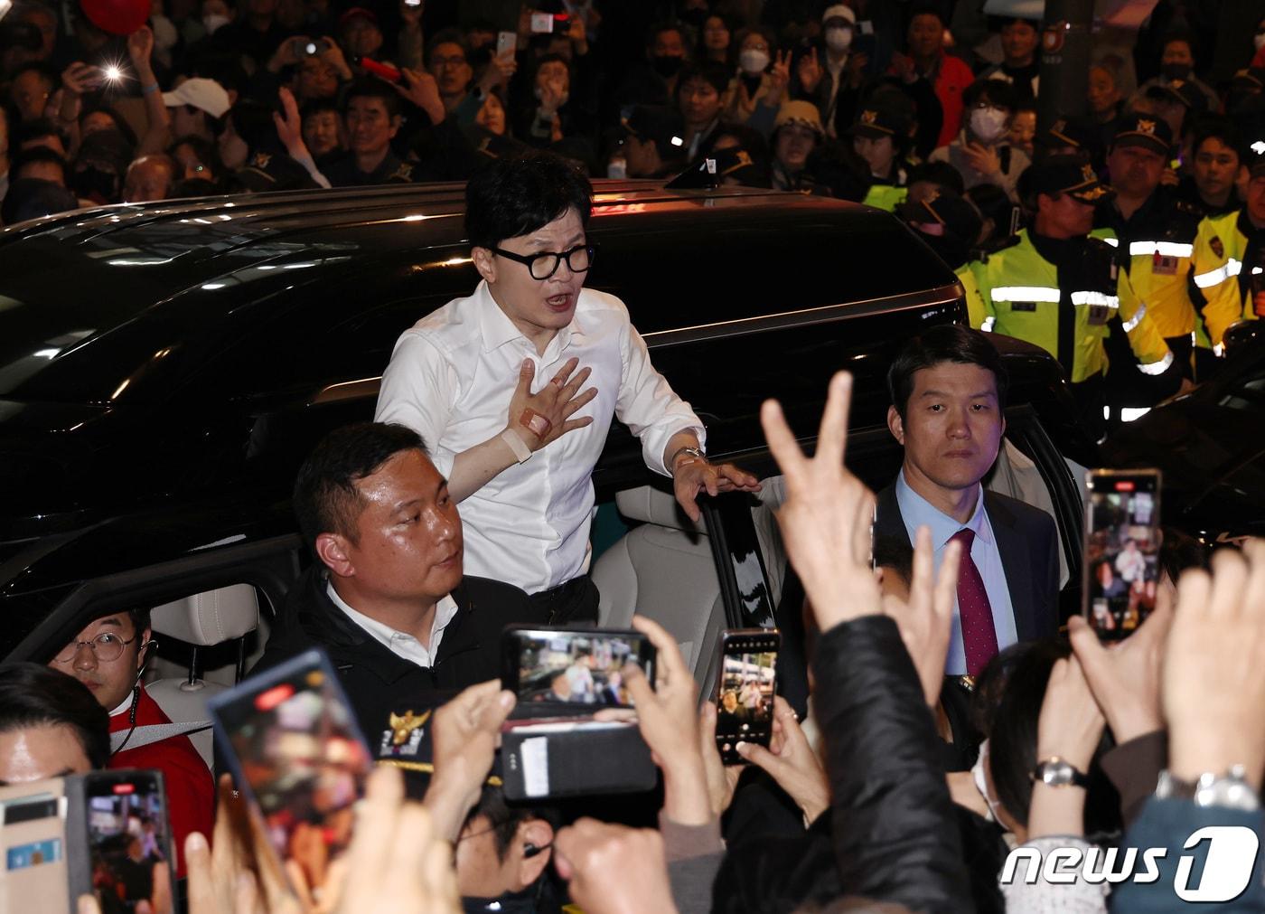 본문 이미지 - 한동훈 국민의힘 총괄선거대책위원장이 공식 선거운동 마지막날인 9일 저녁 서울 중구 청계광장에서 총력유세를 마친 뒤 이동하며 지지를 호소하고 있다. 2024.4.9/뉴스1 ⓒ News1 구윤성 기자