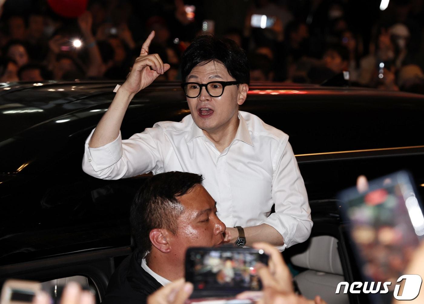 본문 이미지 - 한동훈 국민의힘 총괄선거대책위원장이 공식 선거운동 마지막날인 9일 저녁 서울 중구 청계광장에서 총력유세를 마친 뒤 이동하며 지지를 호소하고 있다. 2024.4.9/뉴스1 ⓒ News1 구윤성 기자