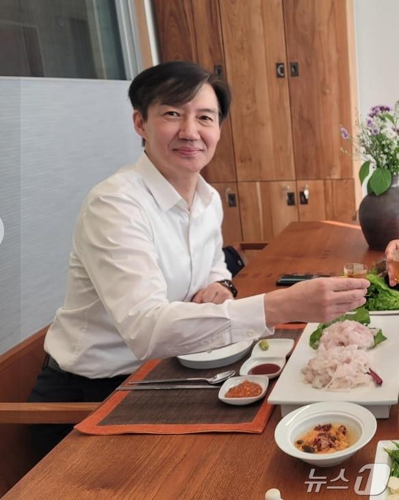 본문 이미지 -  조국 조국혁신당 대표는 윤석열 대통령이 초청하면 기꺼이 달려가 술잔을 기울일 수 있다고 밝혔다. 사진은 2023년 6월 10일 경남 양산 문재인 전 대통령의 평산마을 사저를 찾아 문 전 대통령과 건배를 하는 모습. (SNS 갈무리) ⓒ 뉴스1