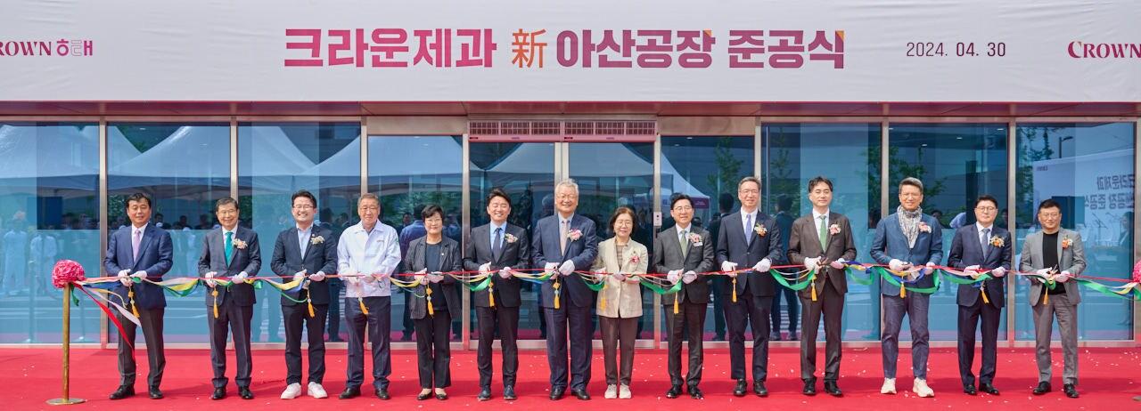 본문 이미지 - 4월 30일 크라운제과 신 아산공장 준공을 기념해 윤영달 크라운해태제과 회장(좌측부터 일곱번째), 윤석빈 크라운제과 대표이사(좌측부터 열번째), 강훈식 국회의원(좌측부터 여섯번째), 박경귀 아산시장(좌측부터 아홉번째)이 테이프 커팅 행사를 하고 있다.(크라운제과 제공)