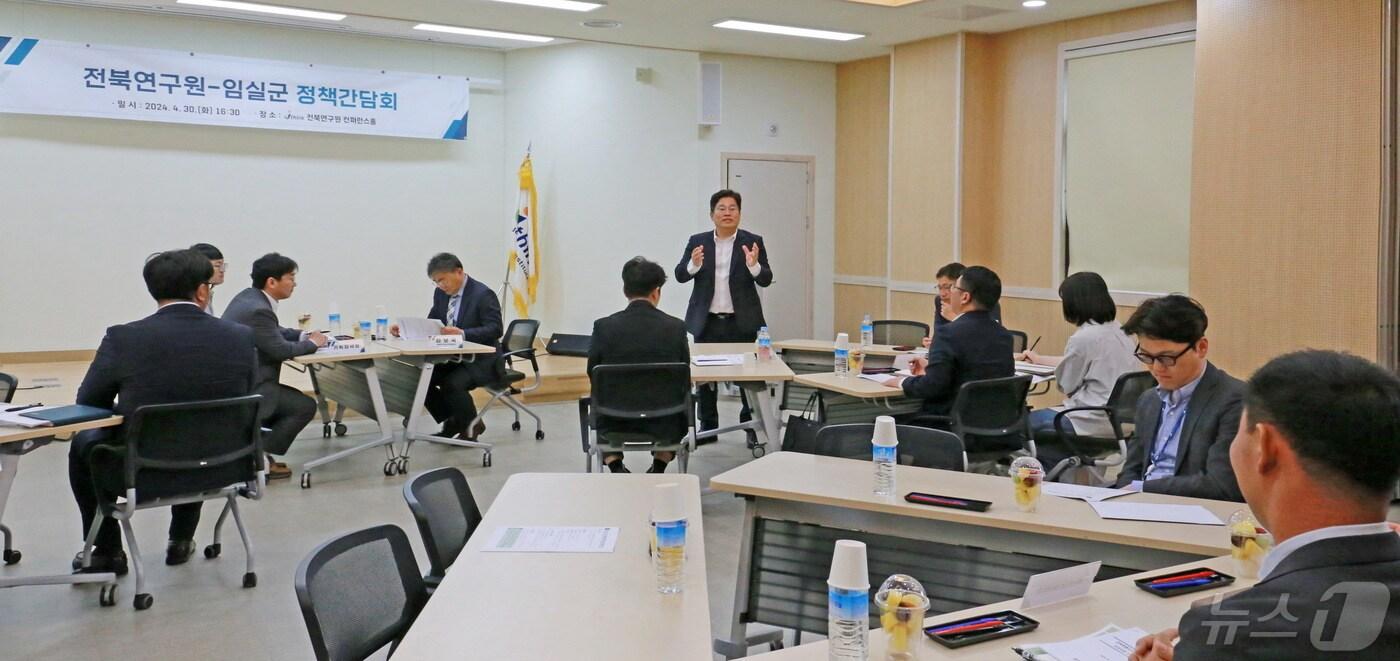 전북자치도 임실군은 심민 군수가 참여한 가운데 전북연구원과 정책간담회를 실시했다.(임실군제공)2024.5.1/뉴스1