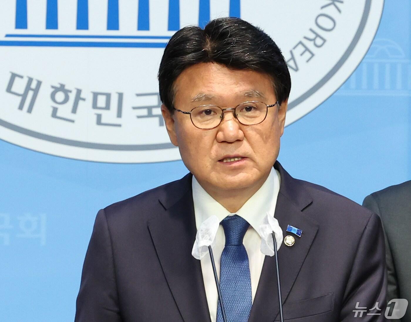 본문 이미지 - 황운하 조국혁신당 원내대표가 1일 서울 여의도 국회 소통관에서 '이태원 참사 특별법'과 '채상병 특검법', 전세사기 특별법, 민주유공자법 등 처리 촉구 기자회견을 하고 있다. 2024.5.1/뉴스1 ⓒ News1 송원영 기자