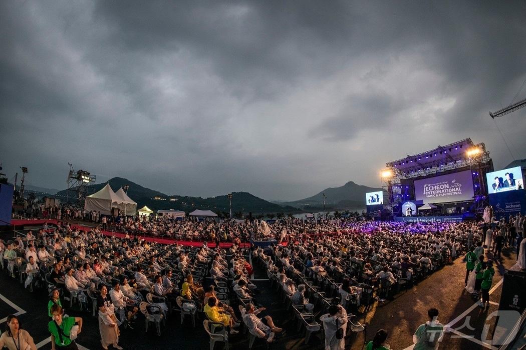 본문 이미지 - 충북 제천시 청풍호반 특설무대에서 열린 제천국제음악영화제 개막식 모습.2024.5.1/뉴스1
