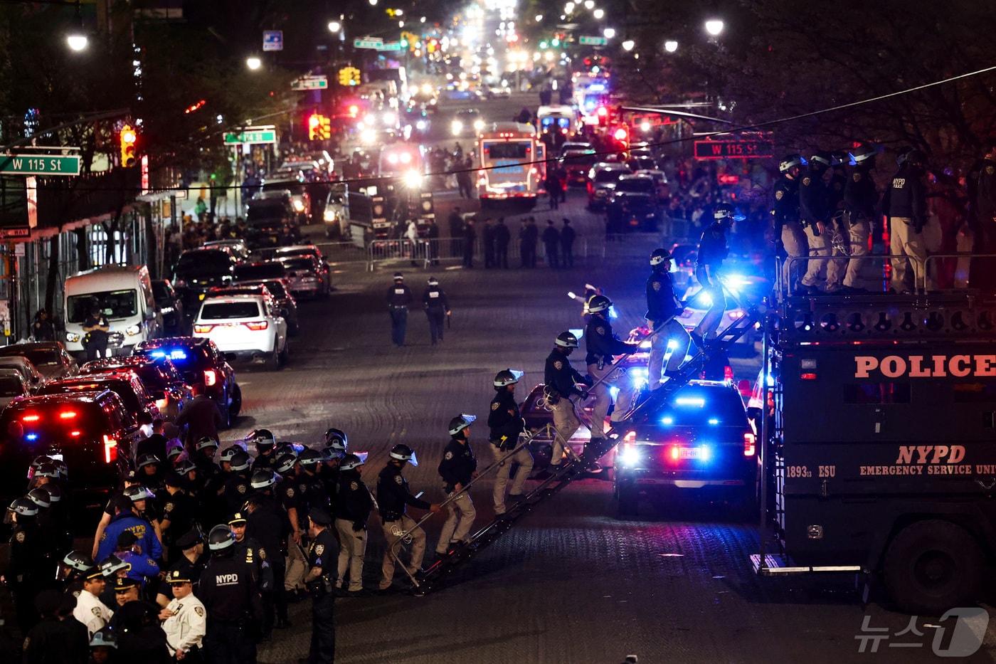 30일(현지시간) 미국 뉴욕 컬럼비아 대학교에서 친팔레스타인 시위대가 건물을 검거하자 미국 뉴욕경찰(NYPD)이 사다리차를 이용해 건물에 진입하고 있다. 2024.05.01 ⓒ 로이터=뉴스1 ⓒ News1 정윤영 기자