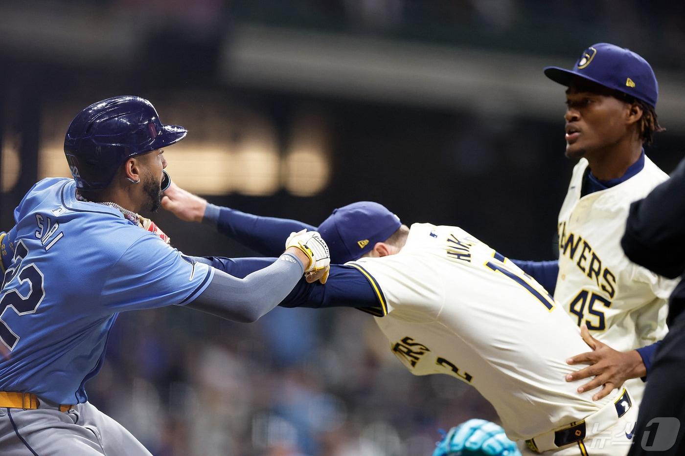 1일 열린 MLB 탬파베이와 밀워키의 경기에서 벤치 클리어링이 발생했다. ⓒ AFP=뉴스1