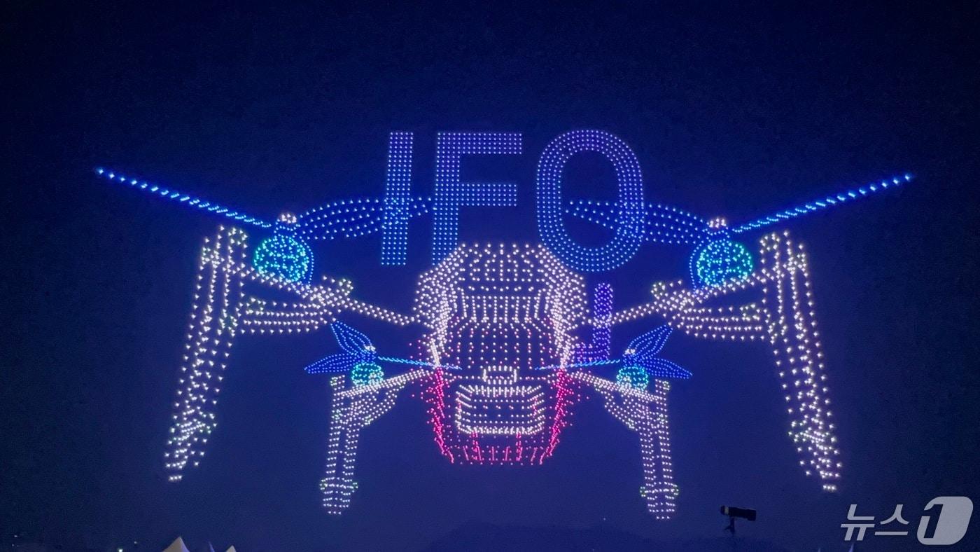 국토교통부와 항공안전기술원은 1일 새벽 국내 드론기업 &#39;유비파이&#39;가 세계 최대규모 드론&#40;5,293대&#41;으로 군집비행 기네스 기록 달성에 성공했다고 밝혔다. 1일 새벽 인천 연수구 옥련동에서 유비파이 관계자들이 드론 군집비행을 시연하는 모습. &#40;국토부 제공&#41; 2024.5.1/뉴스1