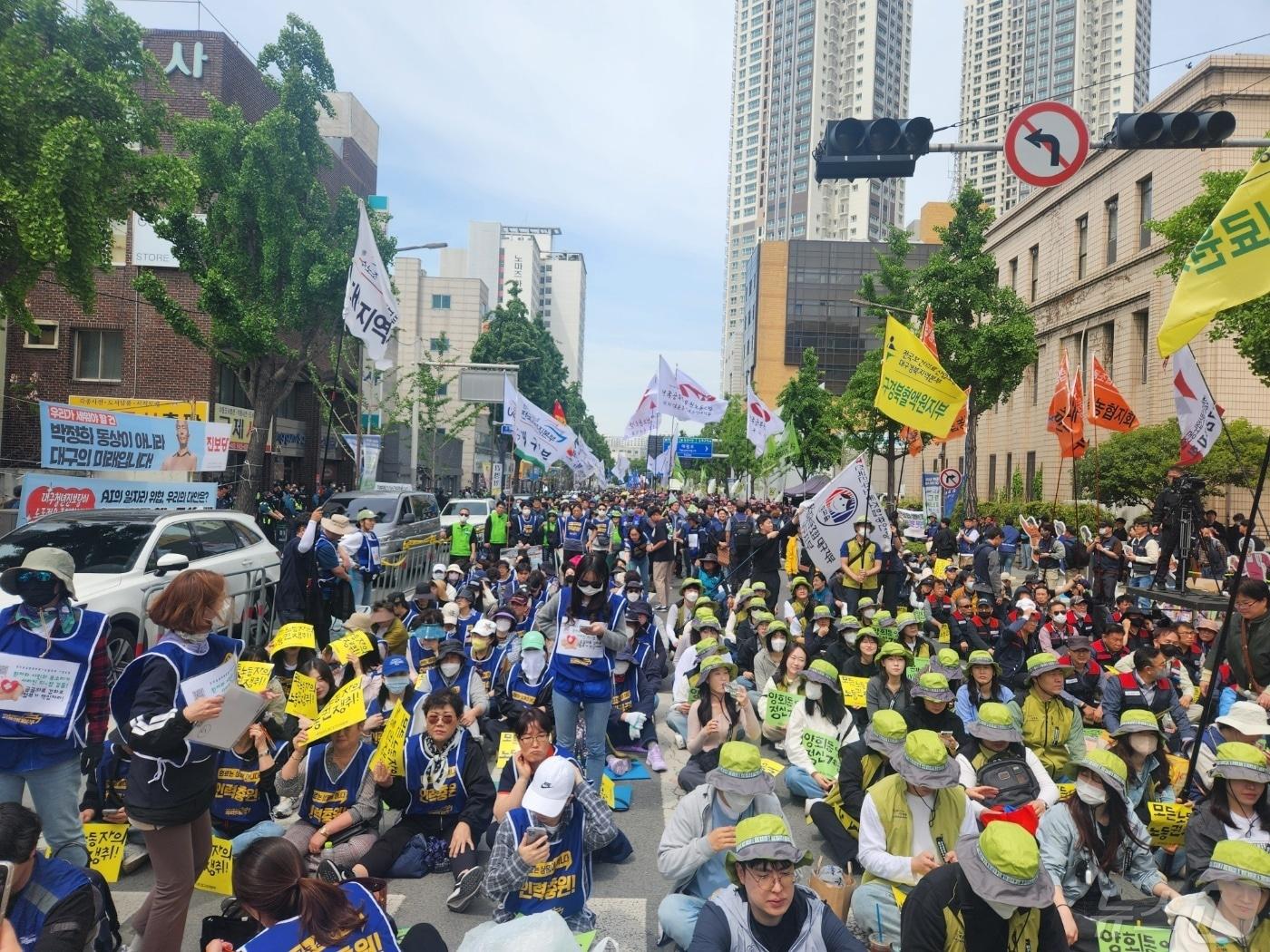 본문 이미지 - 1일 오후 대구 중구 동인동 대구시의회 앞에서 열린 노동절 대회 모습. 민주노총 대구본부가 마련한 집회에는 근로자 수천명이 참가해 '차별 없는 세상'을 외쳤다.(이재춘 기자)