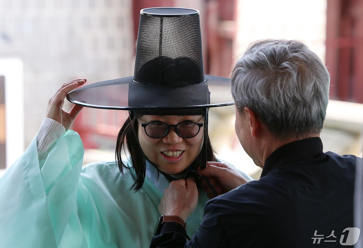 지난해 &#39;궁중문화축전&#39; 프로그램 중 &#39;조선으로의 시간여행&#39;에  참여한 외국인 관광객 모습. /뉴스1 ⓒ News1 김진환 기자