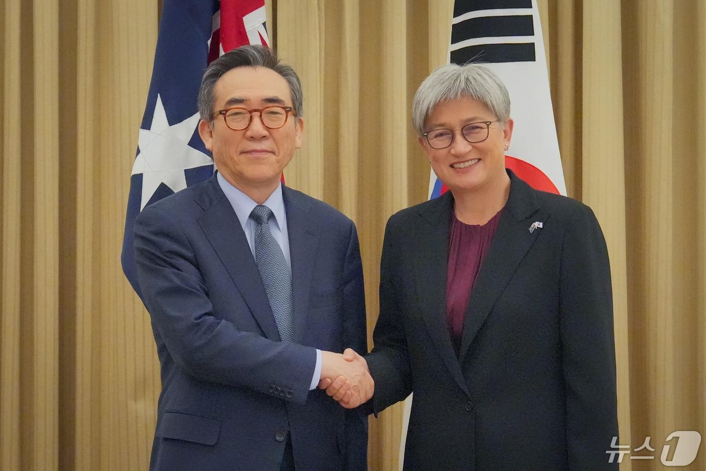 본문 이미지 - 제6차 한-호주 외교･국방(2+2) 장관회의 참석을 위해 호주 멜번을 방문 중인 조태열 외교장관이 1일 오전(현지시간) 페니 웡(Penny Wong) 호주 외교장관과 회담을 갖고 있다. (외교부 제공) 2024.5.1/뉴스1