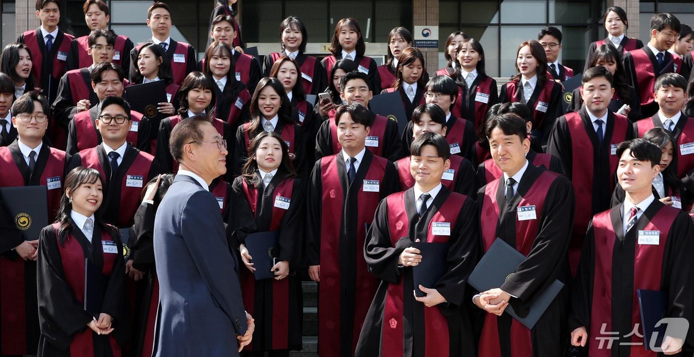 박성재 법무부 장관이 1일 오후 경기 정부과천청사에서 신임 검사들과 기념 촬영을 마친 뒤 대화를 나누고 있다. 2024.5.1/뉴스1 ⓒ News1 박지혜 기자