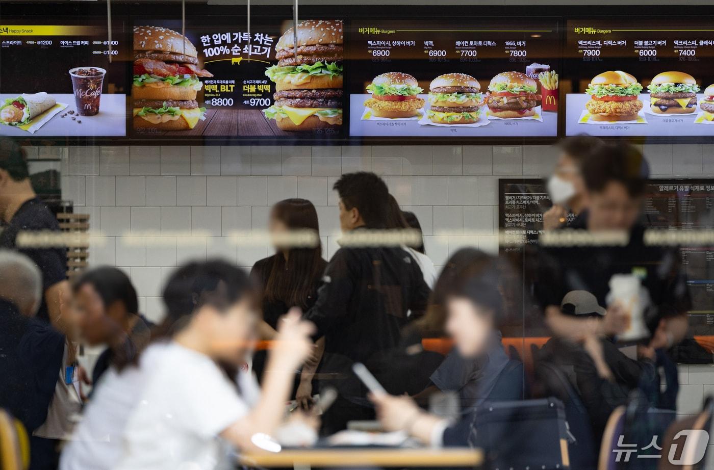 본문 이미지 -  서울 시내의 한 맥도날드 매장의 모습. 2024.5.2 ⓒ 뉴스1 이재명 기자