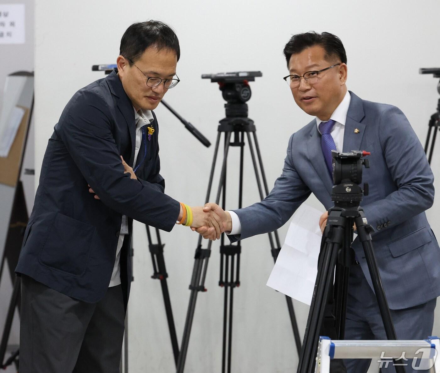 본문 이미지 - 이양수 국민의힘 수석부대표와 박주민 더불어민주당 수석부대표가 1일 서울 여의도 국회 소통관에서 본회의에 상정될 이태원특별법 수정안 안건과 관련 기자회견을 앞두고 악수하고 있다. 2024.5.1/뉴스1 ⓒ News1 송원영 기자