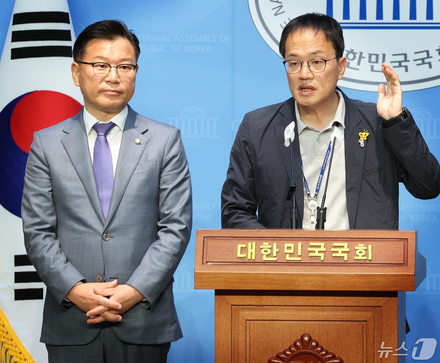 본문 이미지 - 이양수 국민의힘 수석부대표와 박주민 더불어민주당 수석부대표가 1일 서울 여의도 국회 소통관에서 본회의에 상정될 이태원특별법 수정안 안건과 관련 기자회견을 하고 있다. 2024.5.1/뉴스1 ⓒ News1 송원영 기자