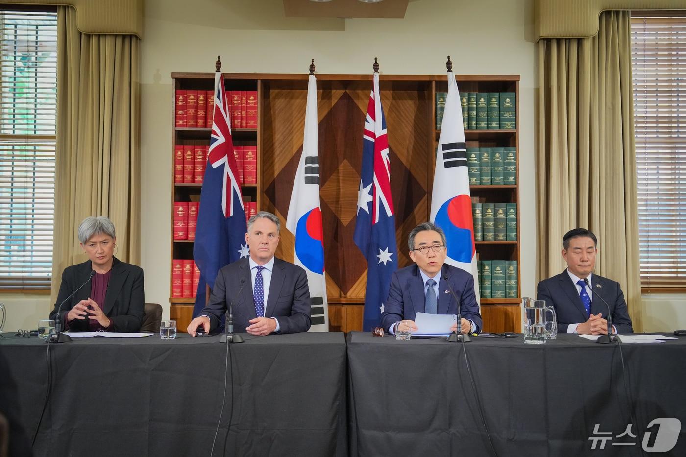 본문 이미지 - 조태열 외교부 장관(왼쪽 세번째)이 1일 호주 멜버른에서 제6차 한-호주 외교·국방(2+2) 장관회의 공동기자회견을 하고 있다. 왼쪽부터 페니 웡 호주 외교장관, 리처드 말스 부총리 겸 국방장관, 조태열 장관, 신원식 국방부 장관. (외교부 제공) 2024.5.1/뉴스1