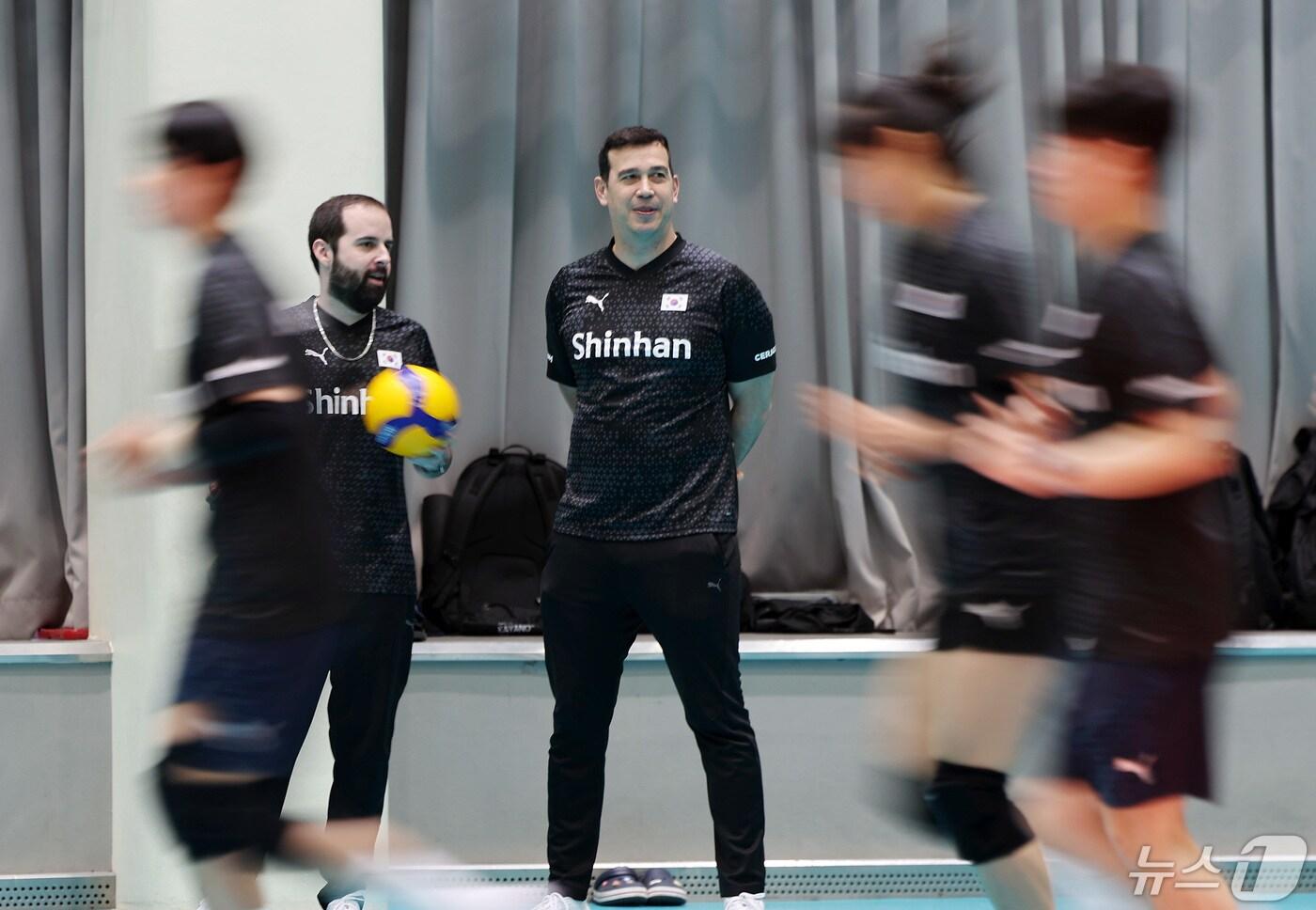 페르난도 모랄레스 여자배구 국가대표팀 감독&#40;가운데&#41;.. 2024.5.1/뉴스1 ⓒ News1 이동해 기자