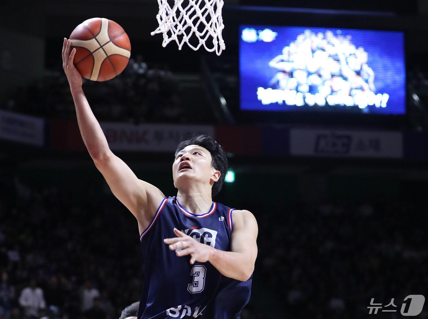 본문 이미지 - 1일 오후 부산 사직실내체육관에서 열린 '2023-2024 정관장 프로농구' 챔피언 결정전 3차전 부산 KCC 이지스와 수원 KT 소닉붐의 경기에서 KCC 허웅이 레이업 슛을 하고 있다. 2024.5.1/뉴스1 ⓒ News1 윤일지 기자