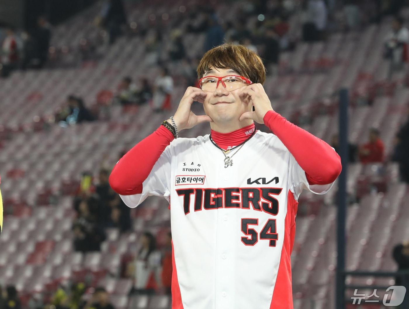 본문 이미지 - 1일 오후 광주 북구 기아챔피언스필드에서 열린 프로야구 '2024 신한 SOL Bank KBO리그' kt wiz와 KIA 타이거즈의 경기에서 완투승을 거둔 KIA 선발 양현종이 볼하트를 만들고 있다. (KIA 타이거즈 제공)