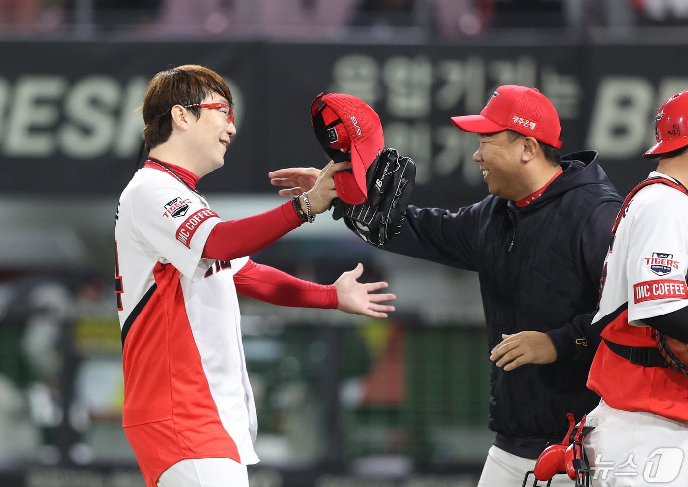 1일 오후 광주 북구 기아챔피언스필드에서 열린 프로야구 '2024 신한 SOL Bank KBO리그' kt wiz와 KIA 타이거즈의 경기에서 KIA 선발 양현종이 완투승을 거둔 뒤 이범호 감독과 기쁨을 나누고 있다. (KIA 타이거즈 제공) 2024.5.1/뉴스1 ⓒ News1 민경석 기자