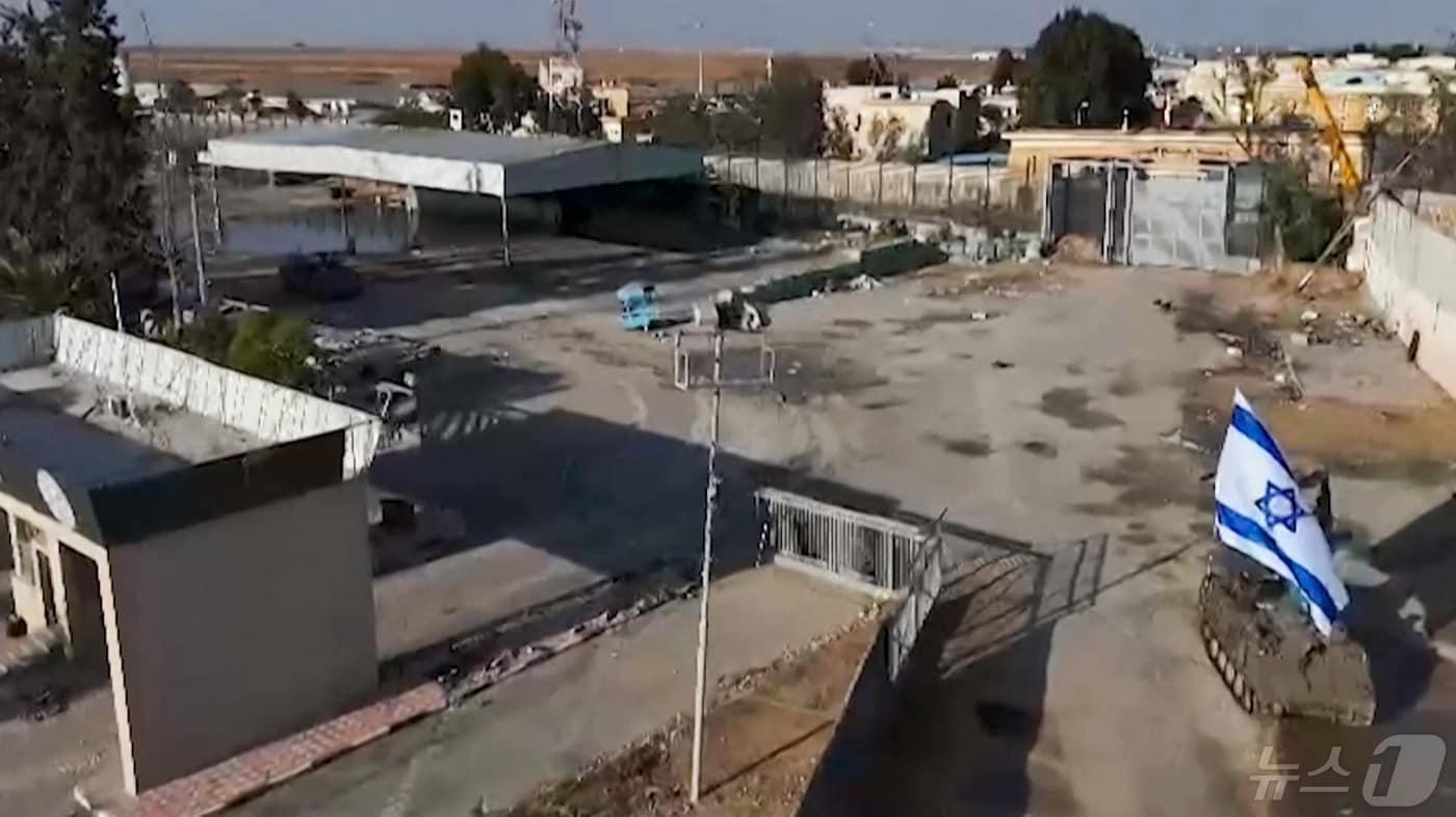 본문 이미지 - 7일(현지시간) 가자지구 남부와 이집트 사이의 라파 검문소에서 이스라엘군 전차가 국기를 달고 가자지구 쪽으로 진입하고 있다. 2024.05.07/ ⓒ AFP=뉴스1 ⓒ News1 권진영 기자