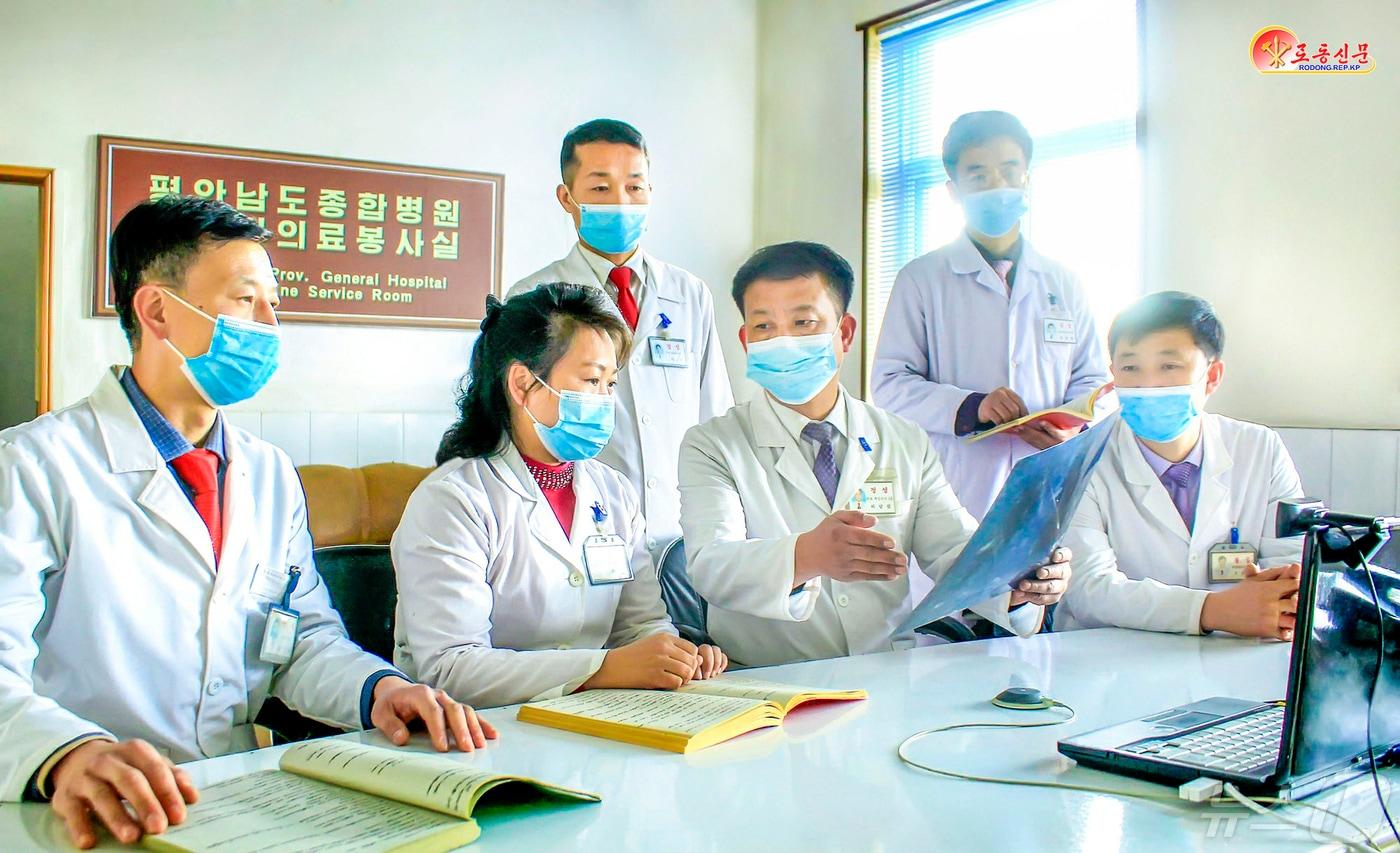 (평양 노동신문=뉴스1) = 북한 노동당 기관지 노동신문은 의료봉사의 질을 높이기 위해 먼거리 의료봉사활동(화상진료)를 활발히 벌여나가고 있다. 사진은 평안남도종합병원. [국내에서만 사용가능. 재배포 금지. DB 금지. For Use Only in the Republic of Korea. Redistribution Prohibited] rodongphoto@news1.kr