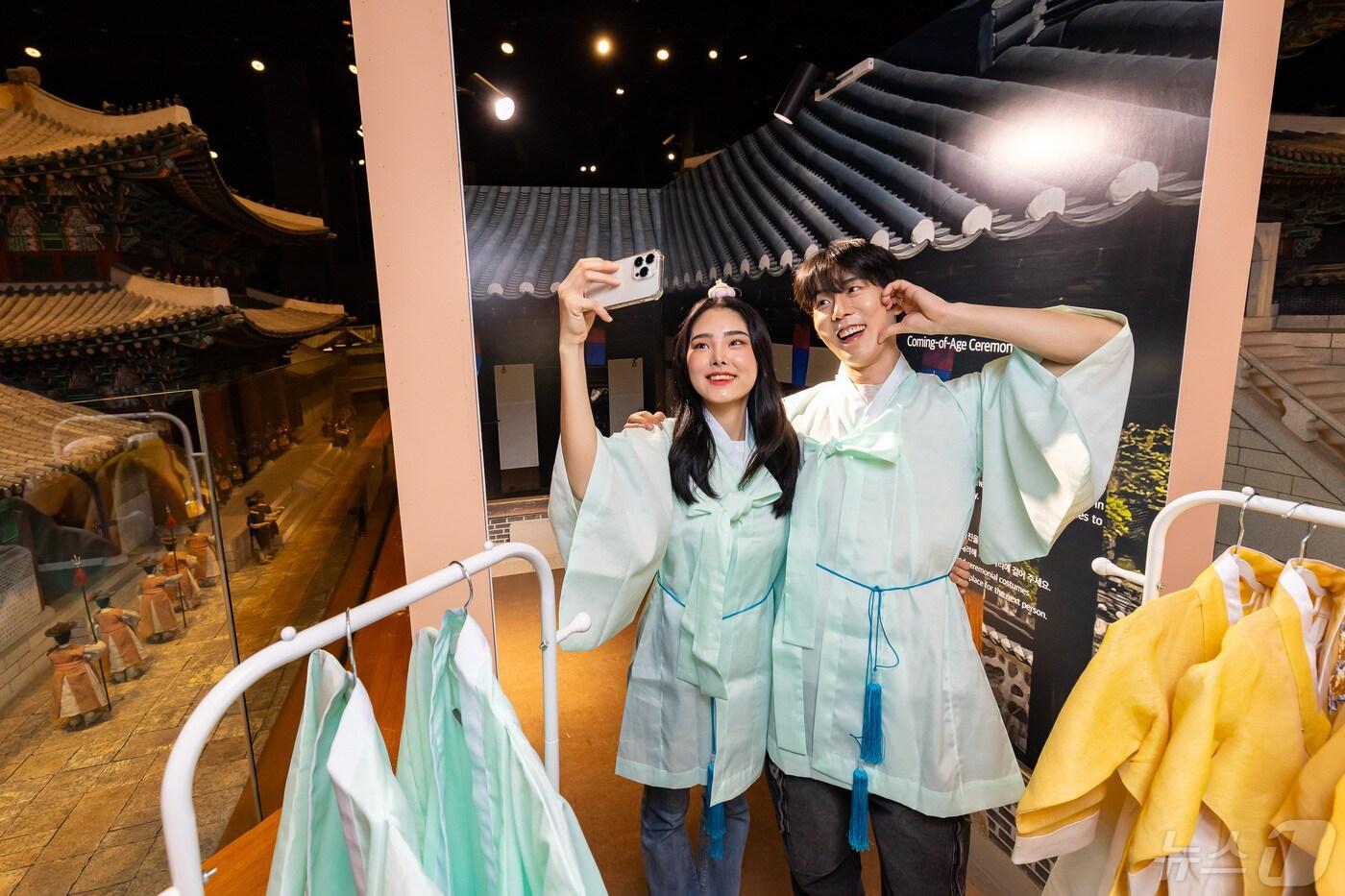 본문 이미지 - 폴 인(仁) 러브 특별전(롯데월드 민속박물관 제공)