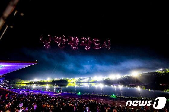 본문 이미지 -  10일 충북 충주시는 파워풀 대구 페스티벌에서 2024 충주 다이브 페스티벌을 홍보한다고 밝혔다. 사진은 다이브 축제 드론쇼.(자료사진)2024.5.10/뉴스1