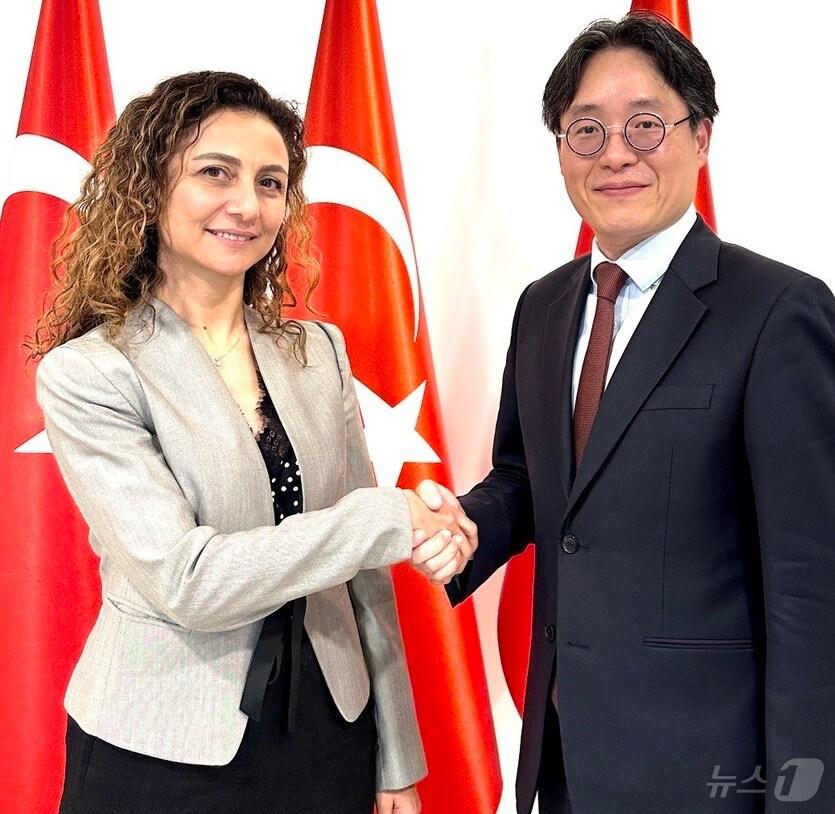 본문 이미지 - 박장호 외교전략기획관, 에스라 토플루 튀르키예 외교부 외교정책조정국장.&#40;외교부 제공&#41;