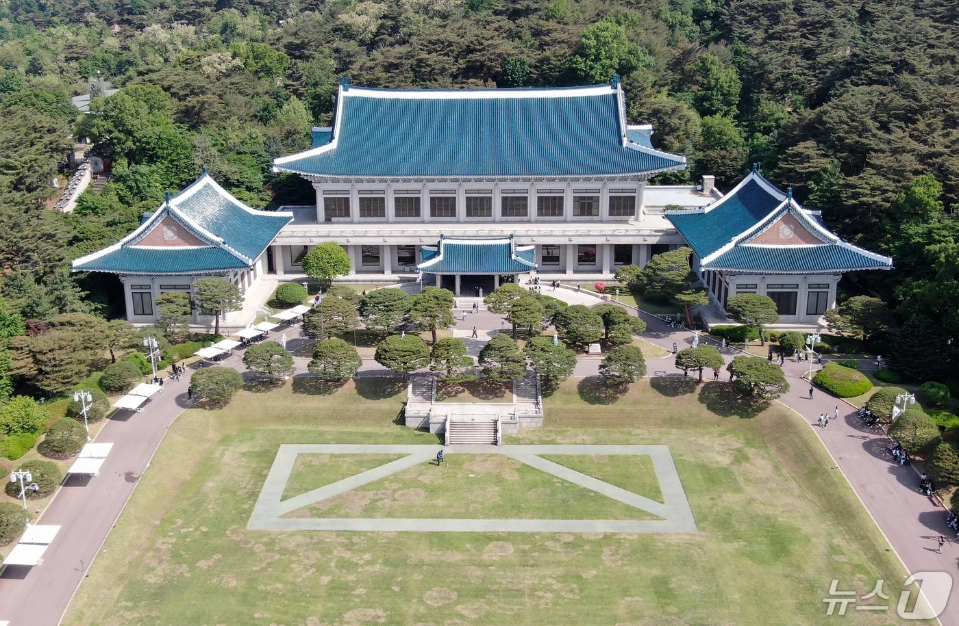 본문 이미지 - 1948년 대한민국 정부 수립 이후 74년 간 권력의 중심에서 윤석열 대통령 취임 후 곧바로 일반에 공개됐던 청와대가 개방 2주년을 맞았다.  청와대 개방 2주년인 10일 오전 서울 종로구 청와대 내 본관의 모습. 2024.5.10/뉴스1 ⓒ News1 김진환 기자