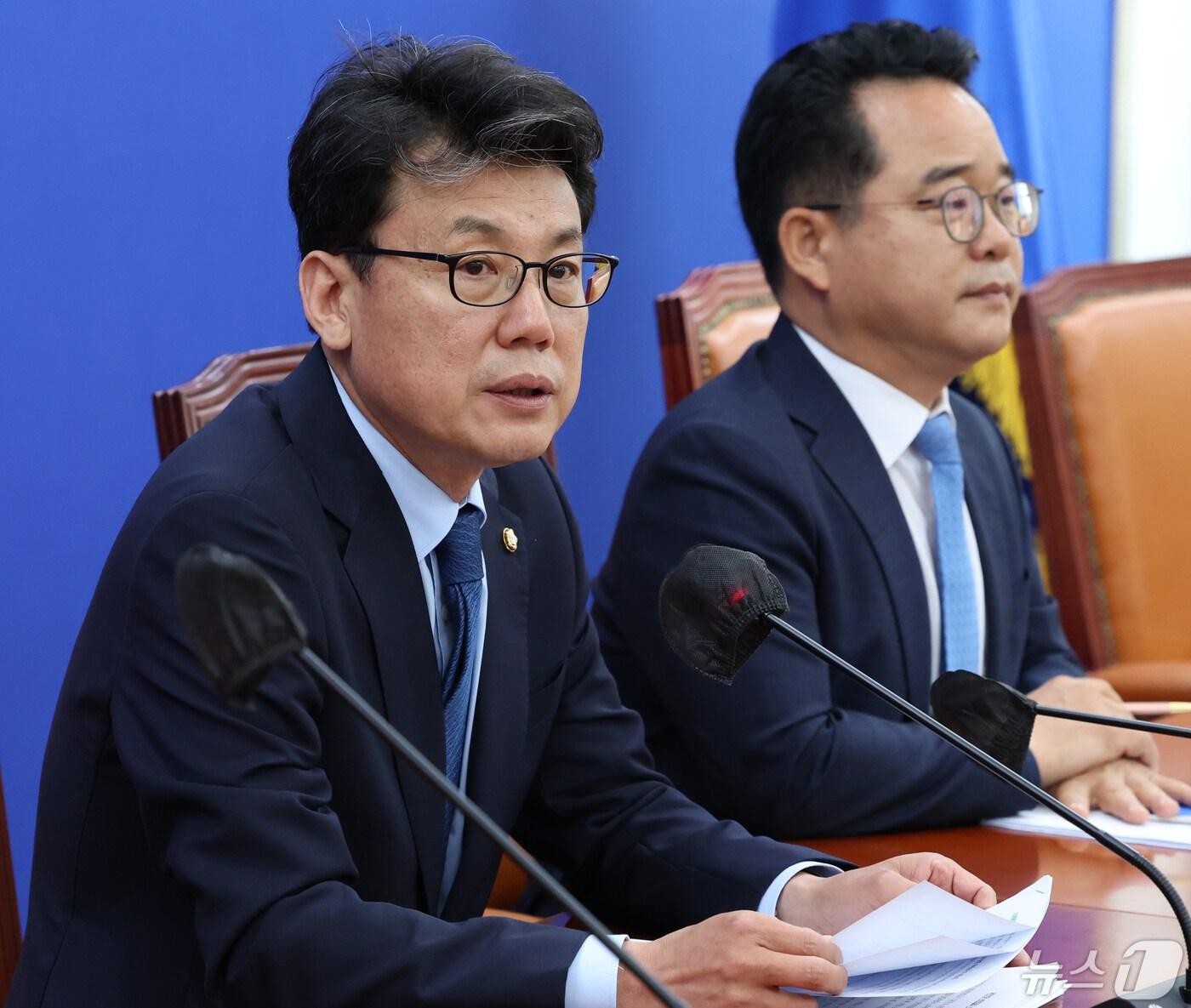 본문 이미지 - 진성준 더불어민주당 정책위의장이 10일 서울 여의도 국회에서 정책현안 관련 기자간담회를 하고 있다. 2024.5.10/뉴스1 ⓒ News1 송원영 기자