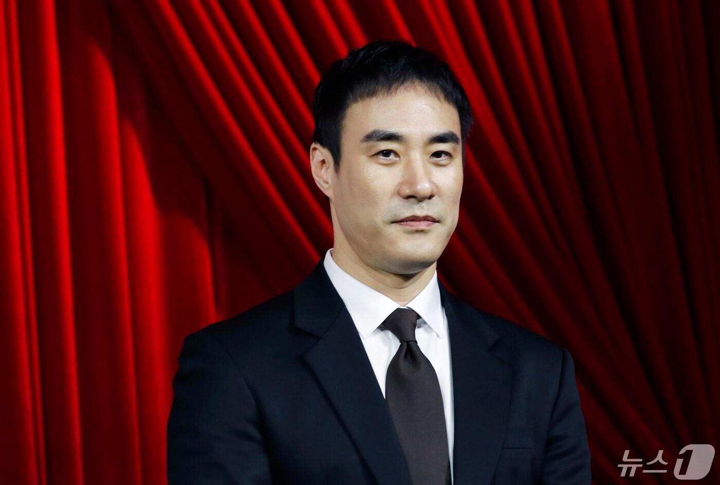 배우 배성우가 10일 서울 중구 앰배서더 서울 풀만 호텔에서 열린 넷플릭스 시리즈 ‘더 에이트 쇼(The 8 Show)’ 제작발표회에서 인사를 하고 있다. ‘더 에이트 쇼’는 8명의 인물이 8층으로 나뉜 비밀스런 공간에 갇혀 시간이 쌓이면 돈을 버는 달콤하지만 위험한 쇼에 참가하면서 벌어지는 이야기를 그린 작품이다. 2024.5.10/뉴스1 ⓒ News1 권현진 기자