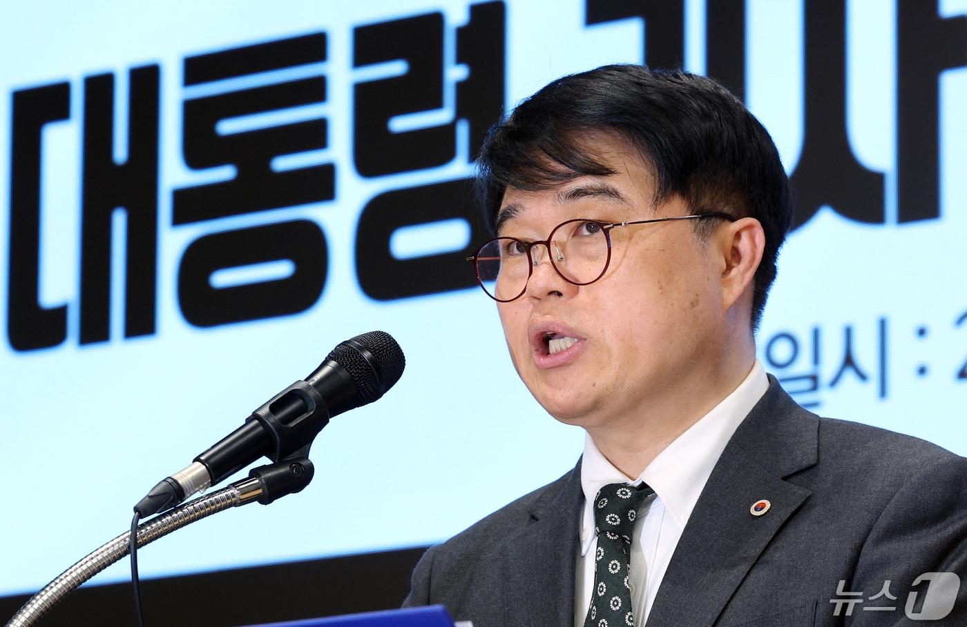 본문 이미지 - 임현택 대한의사협회 회장이 10일 오전 서울시 용산구 이촌동 대한의사협회 대강당에서 윤석열 대통령 기자회견에 대한 대한의사협회 입장 브리핑을 하고 있다.  2024.5.10/뉴스1 ⓒ News1 박정호 기자