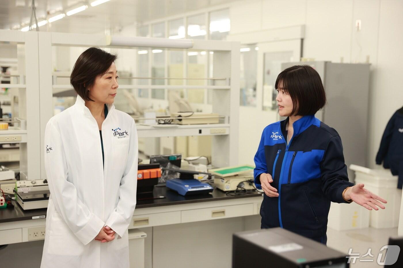 사진은 5월 오영주 중소벤처기업부 장관(왼쪽)이 일본 쇼난 아이파크(iPark)를 방문한 당시 모습. (중소벤처기업부 제공)