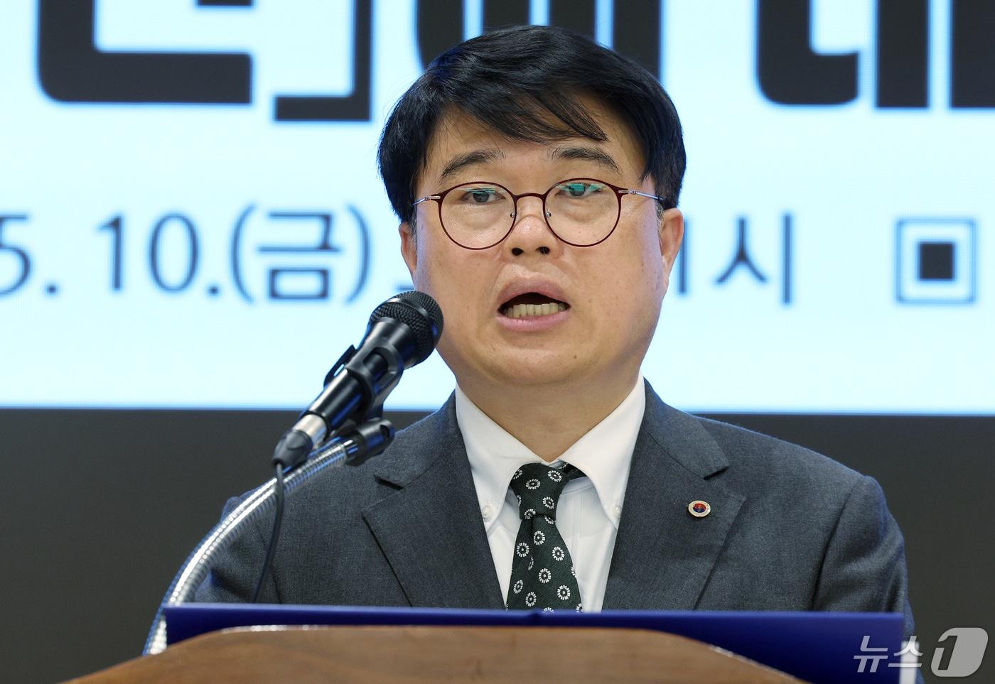 본문 이미지 - 임현택 대한의사협회 회장이 10일 오전 서울시 용산구 이촌동 대한의사협회 대강당에서 윤석열 대통령 기자회견에 대한 대한의사협회 입장 브리핑을 하고 있다. 2024.5.10/뉴스1 ⓒ News1 박정호 기자
