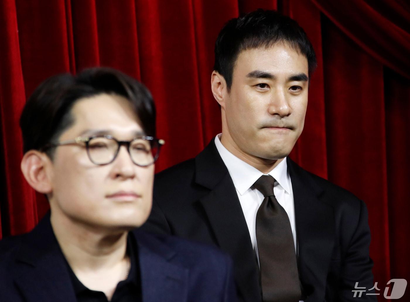 본문 이미지 - 배우 배성우가 10일 서울 중구 앰배서더 서울 풀만 호텔에서 열린 넷플릭스 시리즈 ‘더 에이트 쇼(The 8 Show)’ 제작발표회에서 음주운전으로 물의를 빚은것에 대해 사과하고 있다. ‘더 에이트 쇼’는 8명의 인물이 8층으로 나뉜 비밀스런 공간에 갇혀 시간이 쌓이면 돈을 버는 달콤하지만 위험한 쇼에 참가하면서 벌어지는 이야기를 그린 작품이다. 2024.5.10/뉴스1 ⓒ News1 권현진 기자