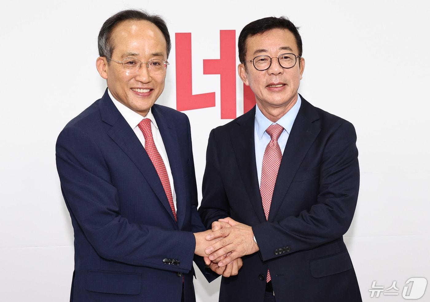 추경호 국민의힘 신임 원내대표가 10일 오전 서울 여의도 국회에서 홍철호 대통령실 정무수석비서관을 접견하고 있다. 2024.5.10/뉴스1 ⓒ News1 구윤성 기자