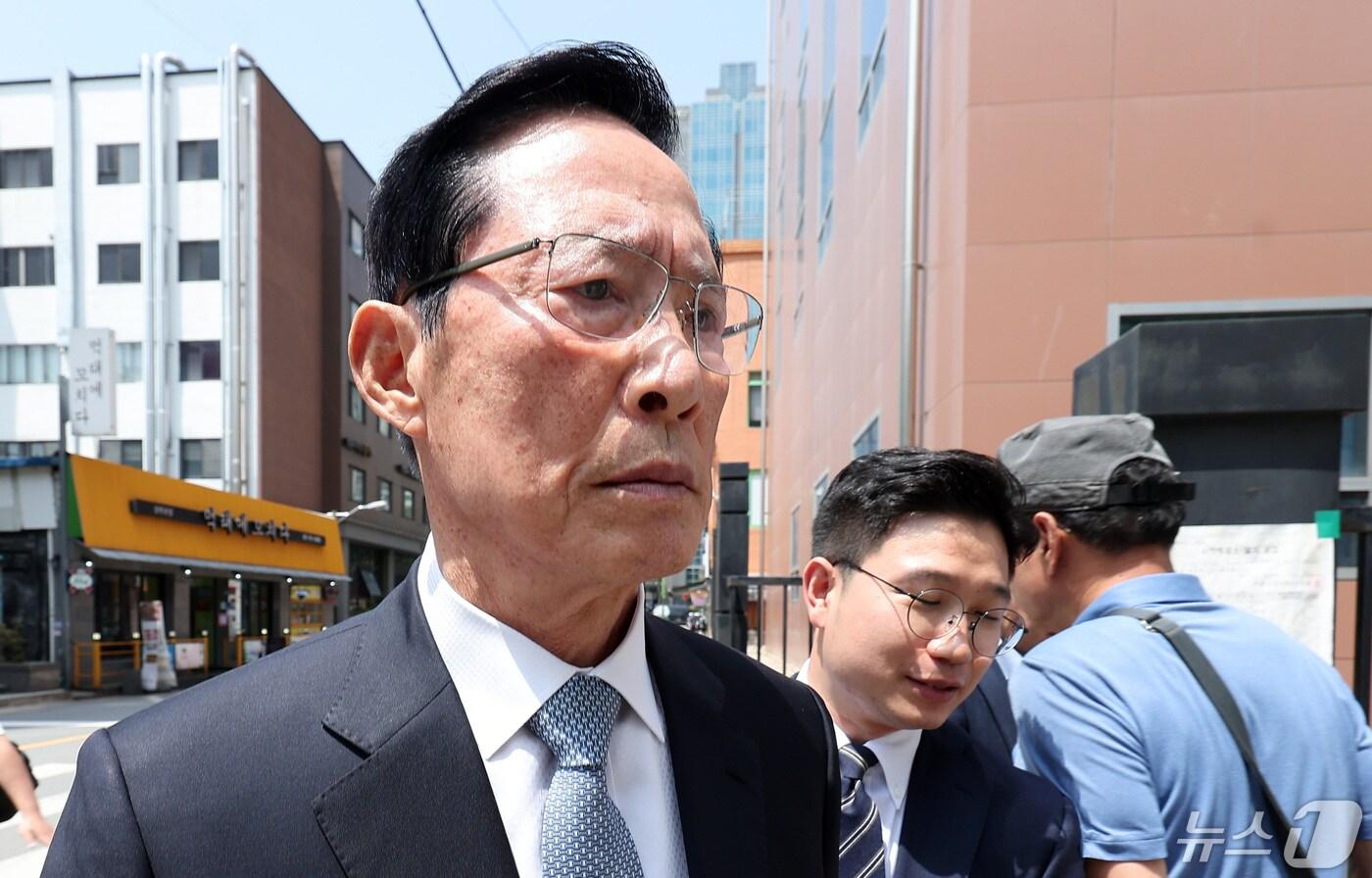 &#39;박근혜 정부 기무사&#39;의 계엄령 검토 문건과 관련한 언론보도를 반박하기 위해 국방부 간부들에게 허위 서명을 강요한 혐의를 받고 있는 송영무 전 국방부 장관이 10일 서울 마포구 서울서부지방법원에서 열린 첫 공판을 마친 후 법정을 나서고 있다. 2024.5.10/뉴스1 ⓒ News1 김성진 기자