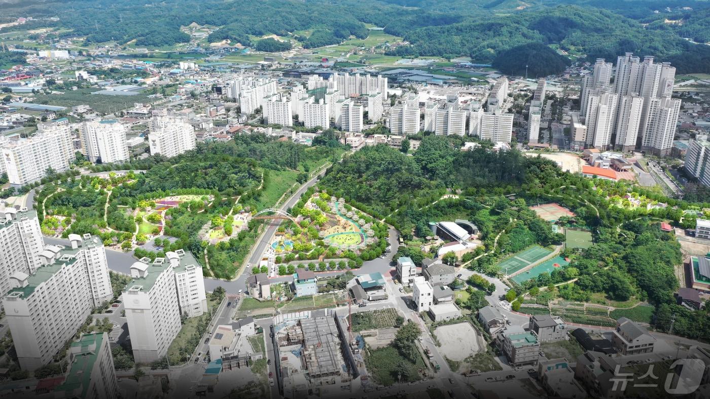 본문 이미지 - 오는 2026년 완공 예정인 제천 장락2근린공원 조감도.(제천시 제공)2024.5.12/뉴스1
