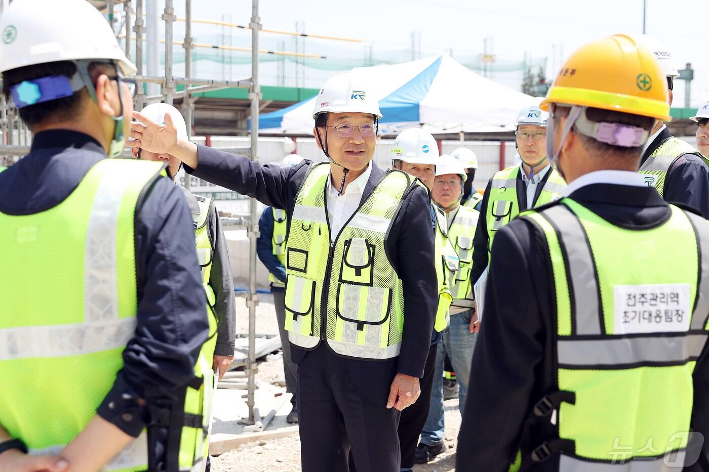 본문 이미지 - 이성해 철도공단 이사장(가운데)이 10일 전라선 전주역사 증축 공사 현장을 방문해 점검하고 있다. (철도공단 제공) /뉴스1 
