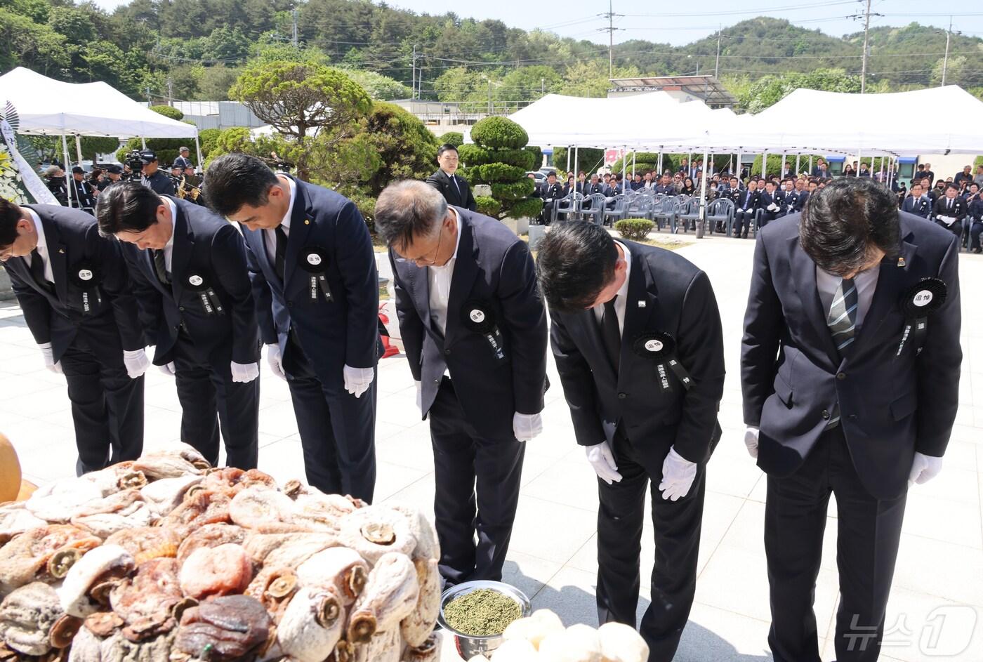 본문 이미지 - 10일 강원 양양군 현북면 해난어업인 위령탑에서 열린 제30회 해난어업인 위령제에서 김진하 양양군수(사진 가운데) 등 참석자들이 참배하고 있다.  2024.5.10/뉴스1 ⓒ News1 윤왕근 기자