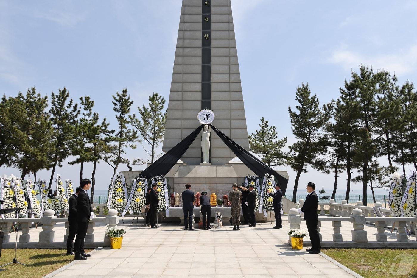 본문 이미지 - 지난 5월 10일 강원 양양군 현북면 해난어업인 위령탑에서 열린 제30회 해난어업인 위령제에서 참석자들이 참배하고 있다. 해난어업인 위령제는 지난 1995년 해난어업인 위령탑을 건립한 후 매년 5월 10일 열리고 있다. (뉴스1 DB)ⓒ News1 윤왕근 기자